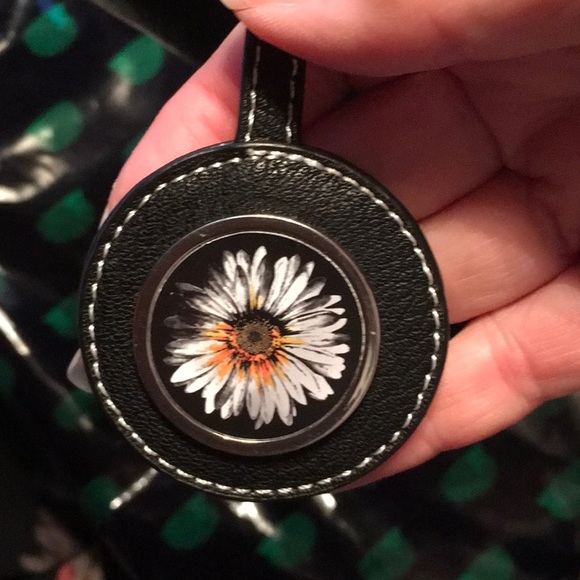 Beautiful Quality Tote Bag w/matching Wristlet - Picture 6 of 6